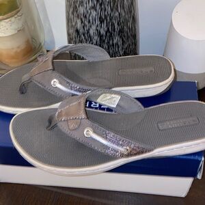 NWB!! Sperry Top-Sider Seafish Silver Glitter Flip  Flops/ Sandals Size 6.5
